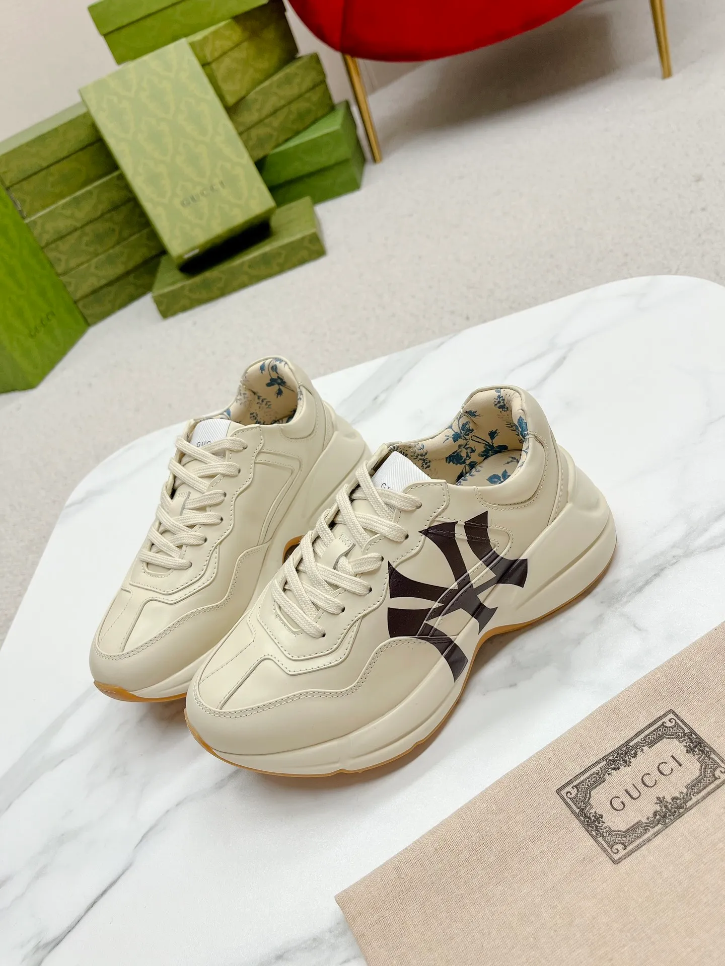 👟👟Ex-factory price 700👟👟 Men +10 Gucci’s top version of couple’s dad shoes series is new! 🖤 ⚠GG couple’s dad shoes have been very popular in recent years; new colors are updated constantly; new colors are updated, and our home and counters have new ones at the same time. This classic dad shoe is popular among celebrities and Internet celebrities. Anchors and others are sure to plant grass and call ❤ Classic fashion style, distressed leather surface, 5D drawing printing; mixed surface splicing colors, etc... Original customization (off-white eco-friendly cowhide, first layer of cowhide inside), original outsole... Shiny colorful drawings embellish the sides of the shoe body, old color rubbing, package production technology, 1:1 creation / only to make the best shoes. ⚠️ Comes with high-end full package at the counter. …………………………………………………… 👑❥∙Colour: Doraemon model/Mickey Mouse model/Lip model/Donald Duck model/Anchor model/Classic red and green striped logo model/NY letter model/Rainbow letter model/Red ebony cloth model/G letter pink cloth model/North Face joint model/Little Bear model/New blue color model/New orange color model 👑❥∙Size: Women’s model 35-40 Men's 39-44